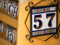 Spanische Eleganz an seiner Hauswand: Ihre Hausnummern im Detail.