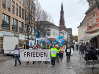 Friedensspaziergang Offenburg: Knapp 60 Bürger setzen Zeichen für den Frieden