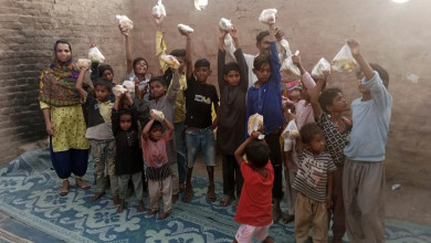 Aktuelle Hilfeaktionen bringen frisches Obst, Wasser und medizinische Versorgung zu bedürftigen Kind