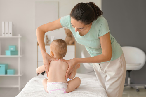 Osteopathie fürs Baby: Sanfte Hände, große Wirkung – oder teurer Hokuspokus?