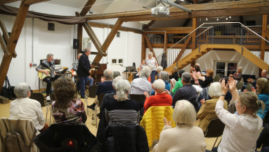 Rund 60 Gäste erlebten elsässischen Chanson, Sixties-Rock und eine druckfrische Buchpremiere beim Au